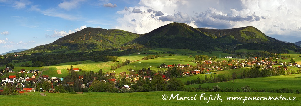 Kozlovice s pohořím Ondřejníku