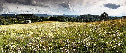 Palkovické hůrky - vlevo Bačův kopec, vpravo Kazničov a hrad Hukvaldy